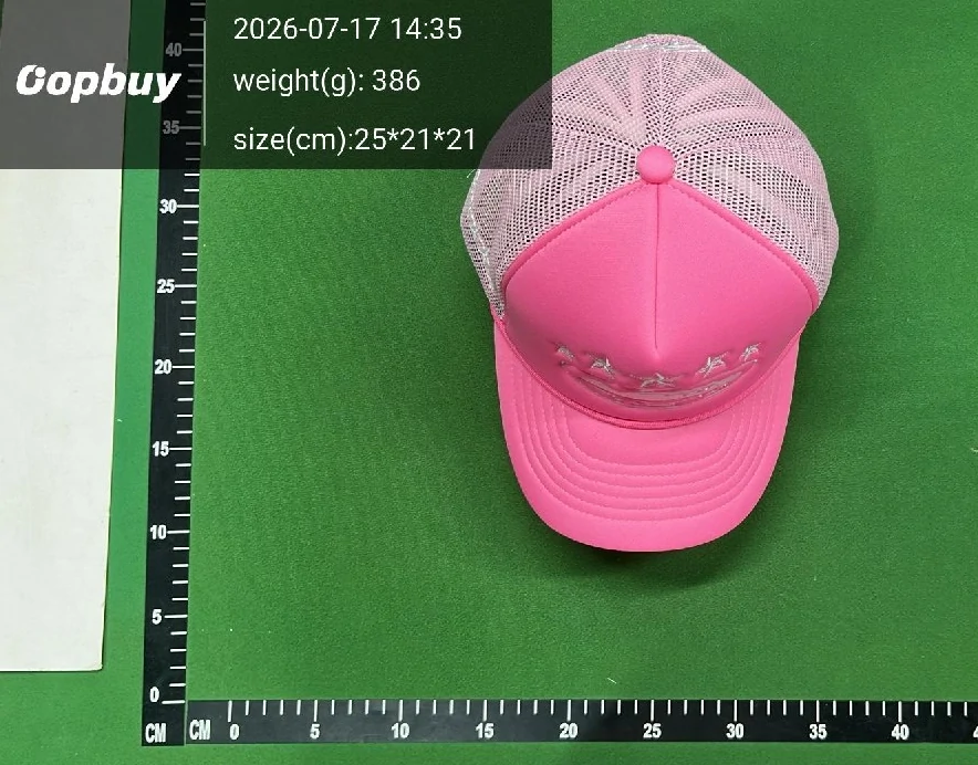 Foto de control de una gorra rosa sobre una regla de almacén