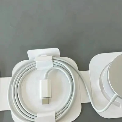 Cables blancos de carga enrollados y un conector USB-C