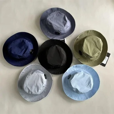 Seis gorros de pescador lisos en azul marino, negro, verde oliva y azul claro
