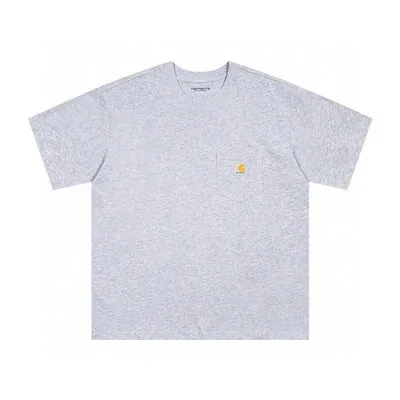 Camiseta gris clara de manga corta y pequeño bordado en el pecho, sobre fondo blanco
