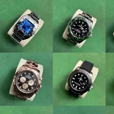 Cuatro relojes de pulsera de acero con esferas azul, verde, negra y bronce sobre fondo verde